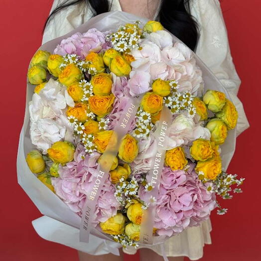 لمسة ليمون: باقة متوسطة من ورود سبراي صفراء، وهيدرانجيا وردية وبيضاء