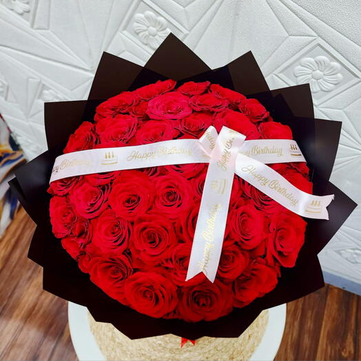 Ramo de 51 rosas rojas con lazo