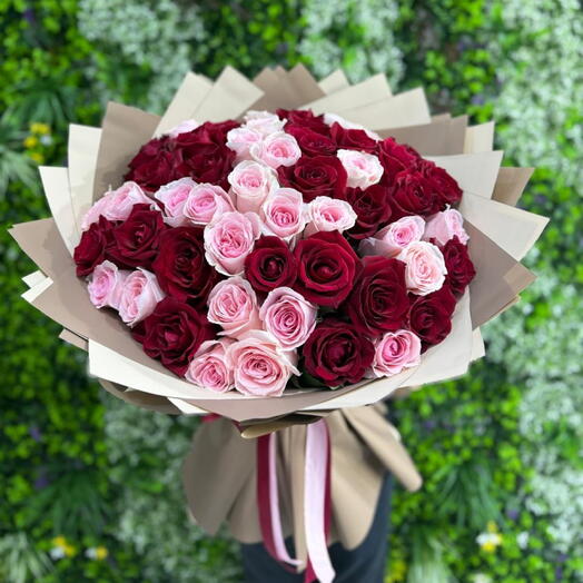 Ramo de mano 51 Vibras rosa y rojo