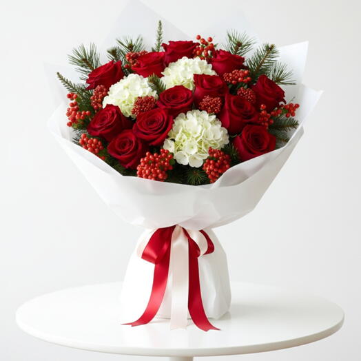 Красные розы, гортензии, праздничная зелень