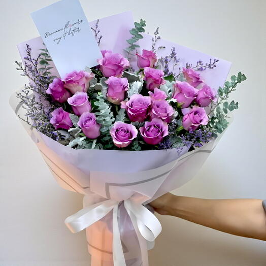 Ramo de rosas púrpuras