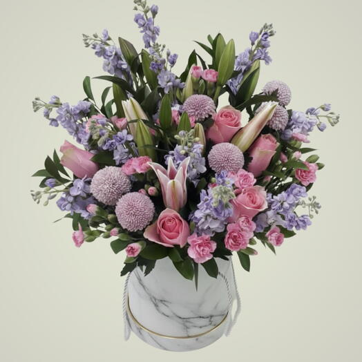 Гармония: розовая лилия, фиолетовая маттиола, розовые розы, хризантема