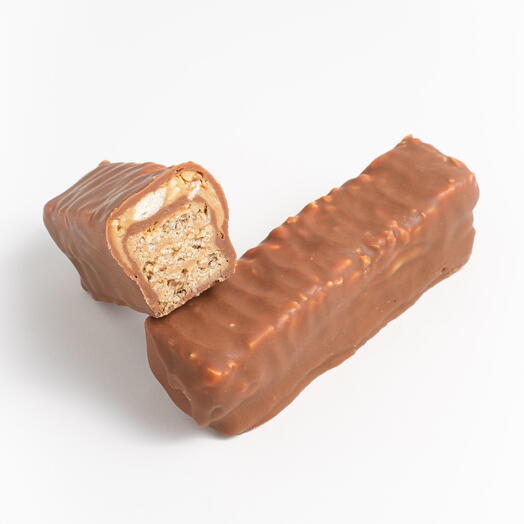 Шоколадный батончик с вафлей, фундуком и карамелью