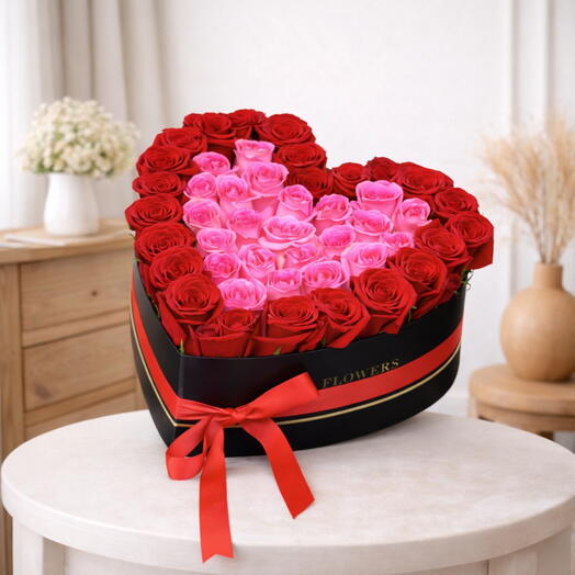 Нежно-розовый   Алое сердце – Коробка любви с миксом роз