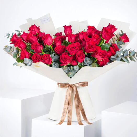 Bouquet de 100 roses rouges avec eucalyptus