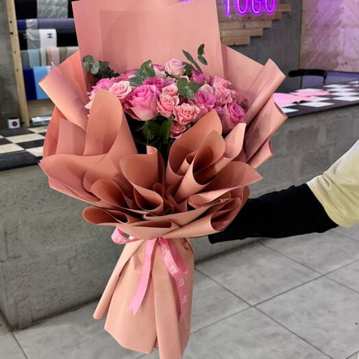 Букет розовых роз с эвкалиптом   розовые мини-розы