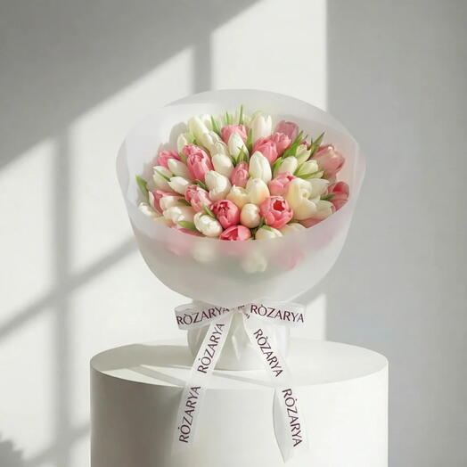 Букет розовых и белых тюльпанов