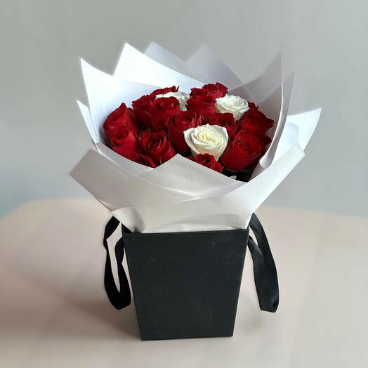 Bolsa Atemporal de 18 Rosas Rojas   3 Rosas Blancas  Regalo Floral Elegante
