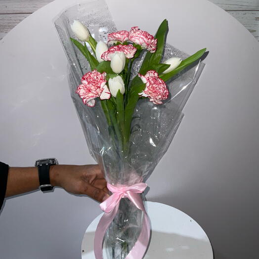 Маленький букет тюльпанов, связанный вручную