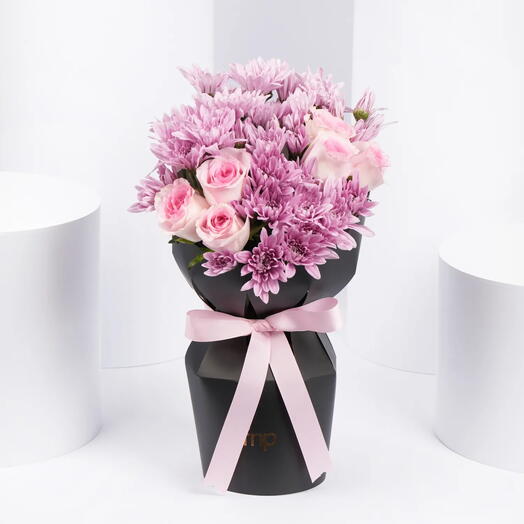 Ensemble de roses et de chrysanthèmes
