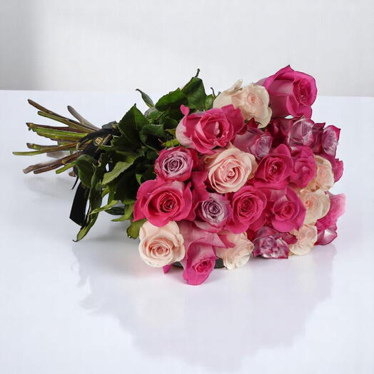 Букет из 24 свежих роз, микс розового, ручной букет