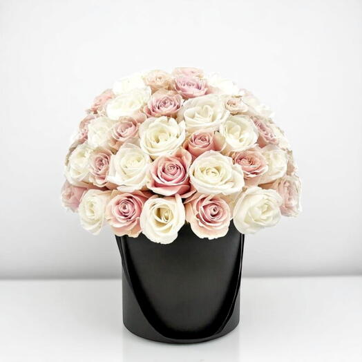 Roses crème et rose pâle dans une boîte noire