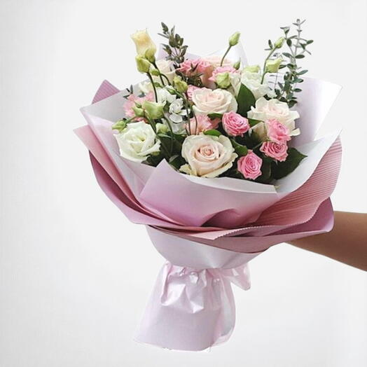 Розовый садовый букет с эвкалиптом