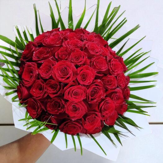 Роскошный букет красных роз с листьями Arica – 30 премиальных роз