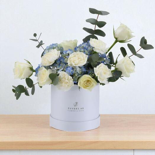 Белая коробка цветов «Спокойные пожелания»