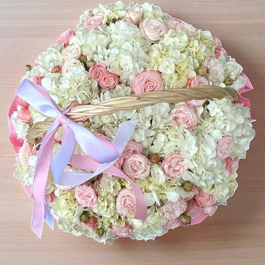 Гортензия, садовые розы, деревянная корзина, средняя