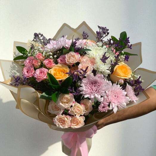 Хризантемы и кустовые розы в букете