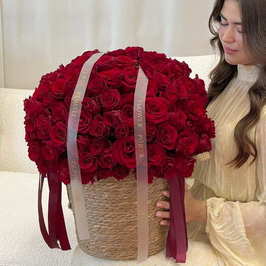 Алая страсть: Корзина из 150 красных роз
