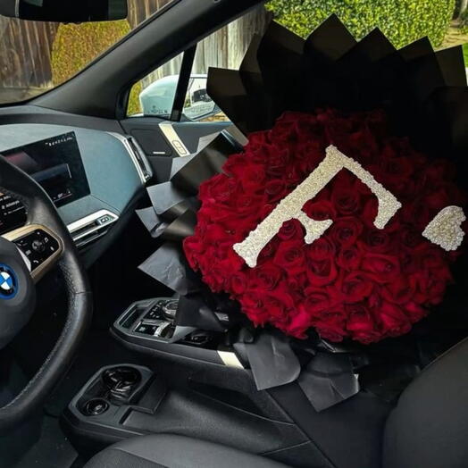 Премиум букет из 101 красной розы с персонализированным инициалом