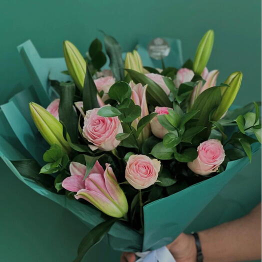 Lilly,espirens,ruscus elegant bouquet