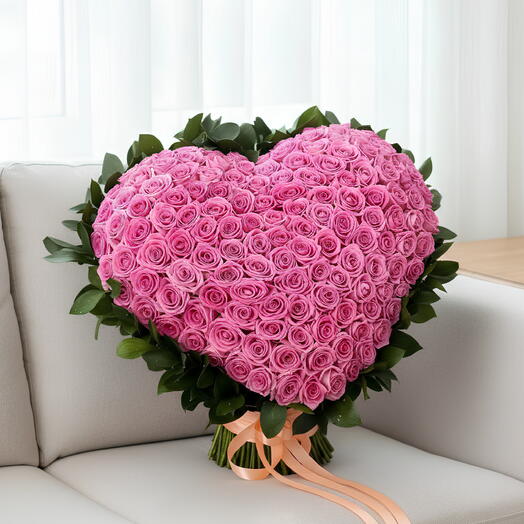 Роскошное сердце из роз | Композиция на стойке из 101 розы Pink Revival | Доставка подарков по ОАЭ