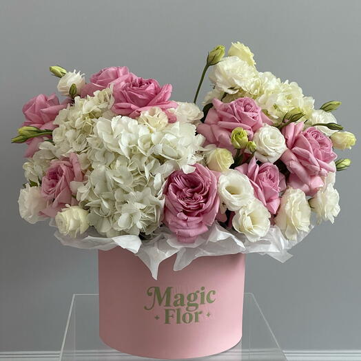 هيدرانجيا بيضاء مع ورود وردية