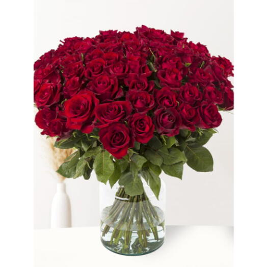50 красных роз в вазе