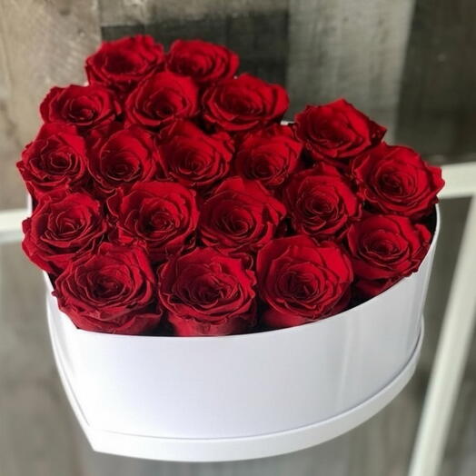 Композиция из красных роз в коробке-сердце ко Дню святого Валентина
