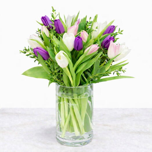 Цилиндрическая ваза с тюльпанами пурпурного, розового и белого цвета