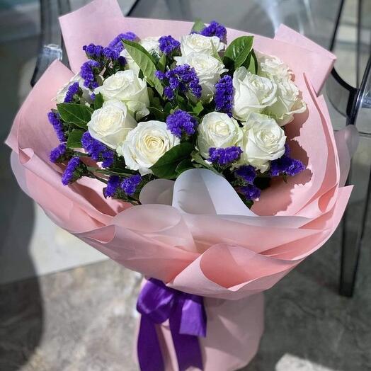 Bouquet de roses blanches et de fleurs de statice