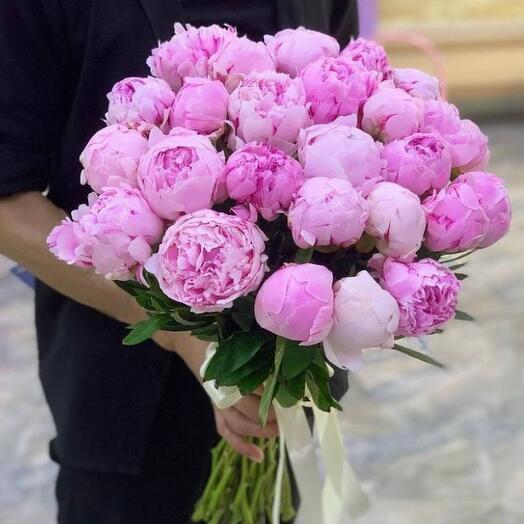 Bouquet of pink peonies premium