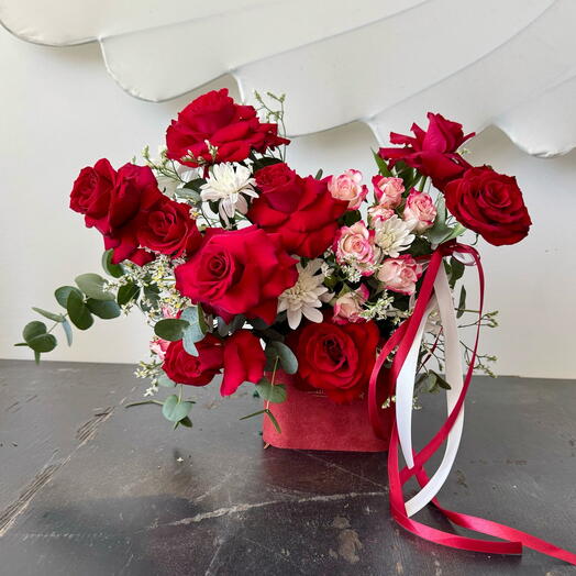 Коробка с красными и белыми розами