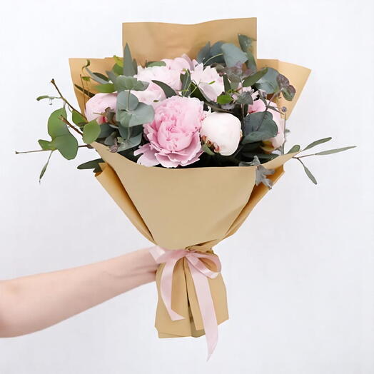 باقة من 9 أزهار فاوانيا وردية – تنسيق فاوانيا أنيق مع أوراق الأوكالبتوس وتغليف كرافت