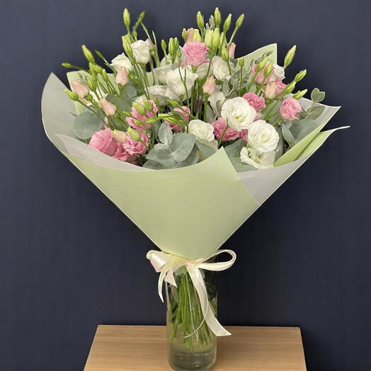 Элегантный розово-белый букет из эустомы в стеклянной вазе с эвкалиптом – романтическая цветочная композиция