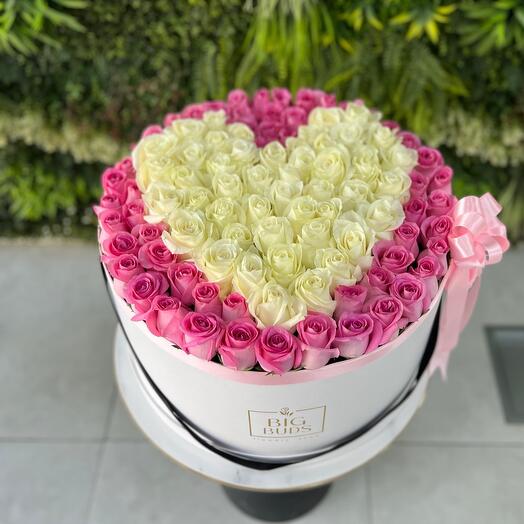 Сердце из цветов в коробке