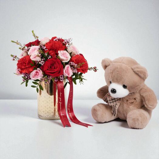 Combo de rosas mixtas en jarrón dorado con osito marrón