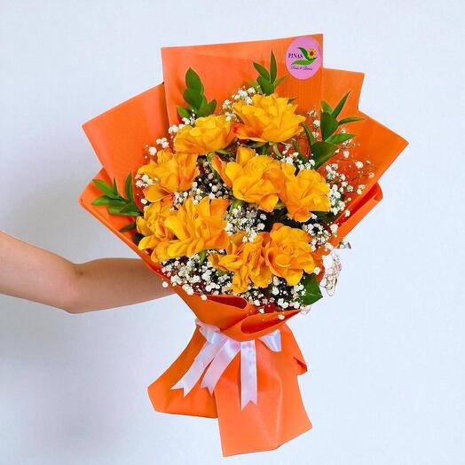 «Солнце любви» – букет из оранжевых роз, листьев белой гипсофилы и рускуса