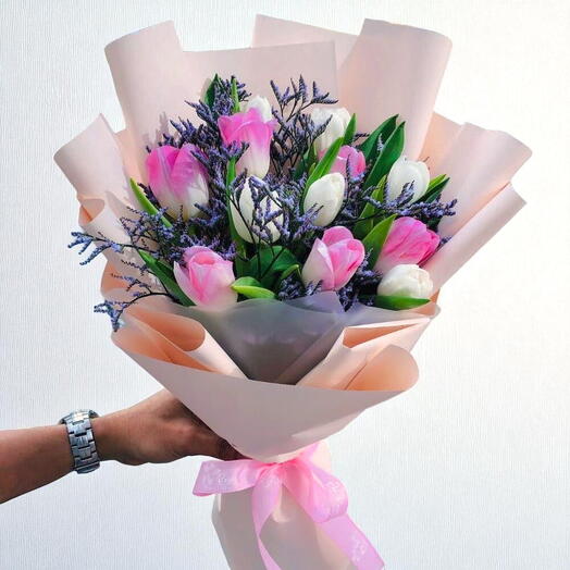 букет из 13 розовых и белых тюльпанов