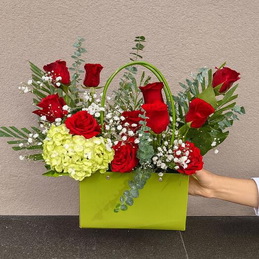 Розы с гортензией, оформленные в пакете;