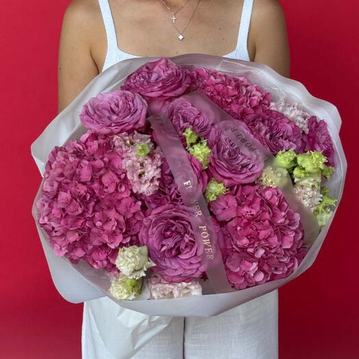 Ягодное цветение: Средний букет из магентовых садовых роз и фуксиевых гортензий