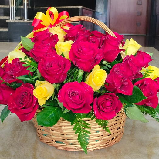 Композиция из 48 роз в корзине;