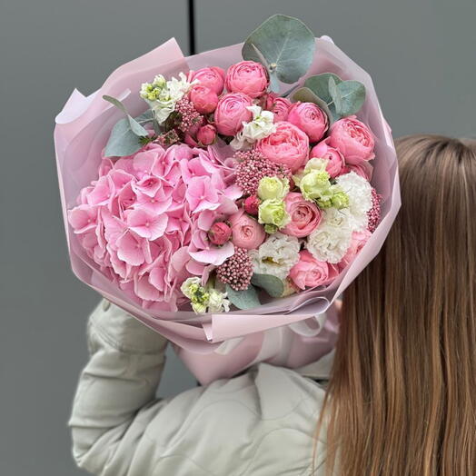 Pink-berry flowers bouquet