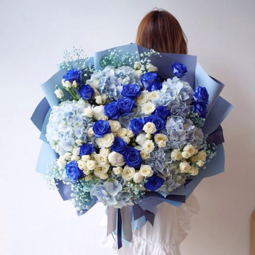 Премиум-букет: королевская синяя гортензия, синие и белые розы