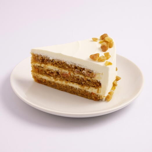 Porción de Pastel de Zanahoria con Frutos Rojos