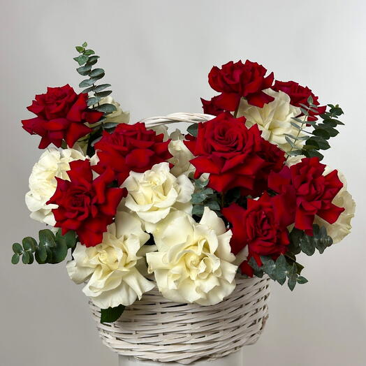 Объятие Валентина _ Классическая роскошная красно-белая корзина роз