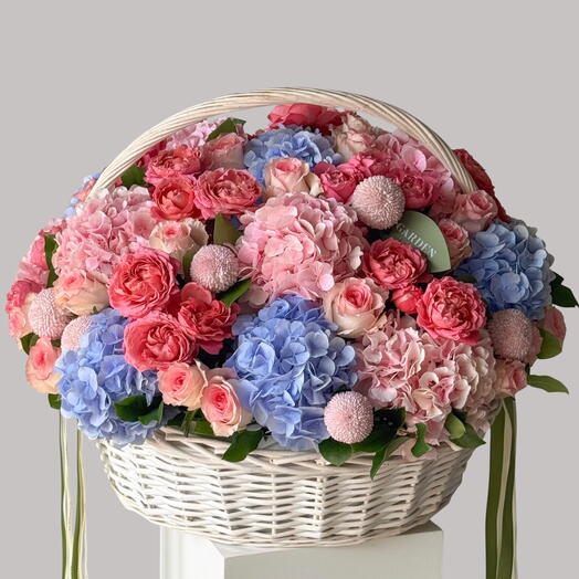 «Marmaris» basket (size M) — hydrangea, rose