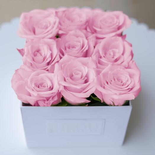 9 розовых роз в коробке
