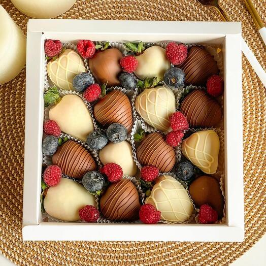 Luxury Chocolate-Covered Strawberry   Berry Box – 16 pcs