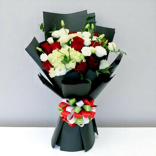 Классический букет красных и белых роз цвета флага ОАЭ