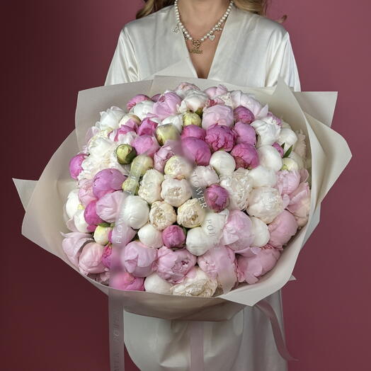 Роскошь пионов: букет WOW размера из 100 розовых и белых пионов